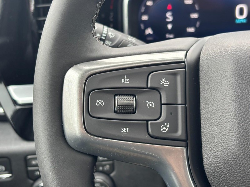 Chevrolet Silverado 2500HD Vehicle Full-screen Gallery Image 12
