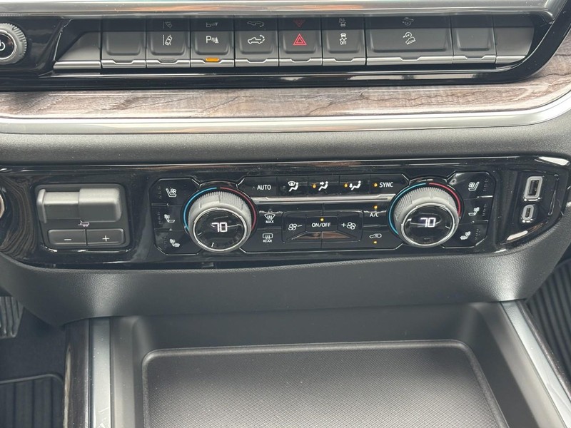 Chevrolet Silverado 2500HD Vehicle Full-screen Gallery Image 18