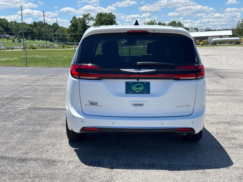 Chrysler Pacifica Vehicle Full-screen Gallery Image 4