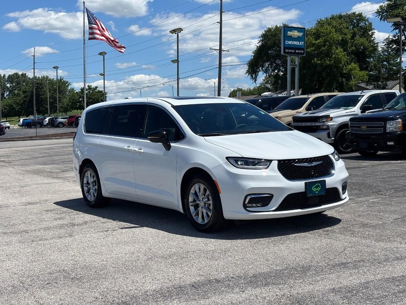 Chrysler Pacifica Vehicle Full-screen Gallery Image 7