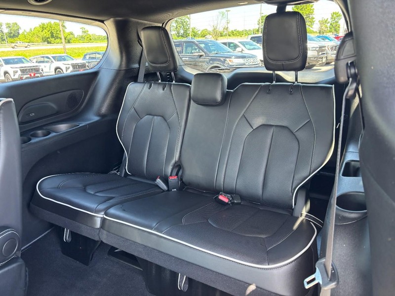 Chrysler Pacifica Vehicle Full-screen Gallery Image 10