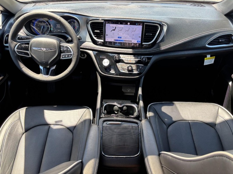 Chrysler Pacifica Vehicle Full-screen Gallery Image 13