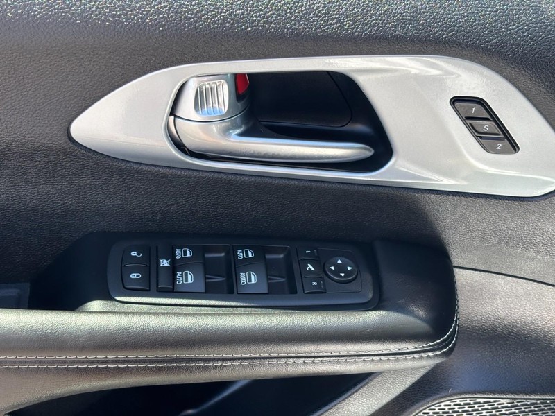 Chrysler Pacifica Vehicle Full-screen Gallery Image 18