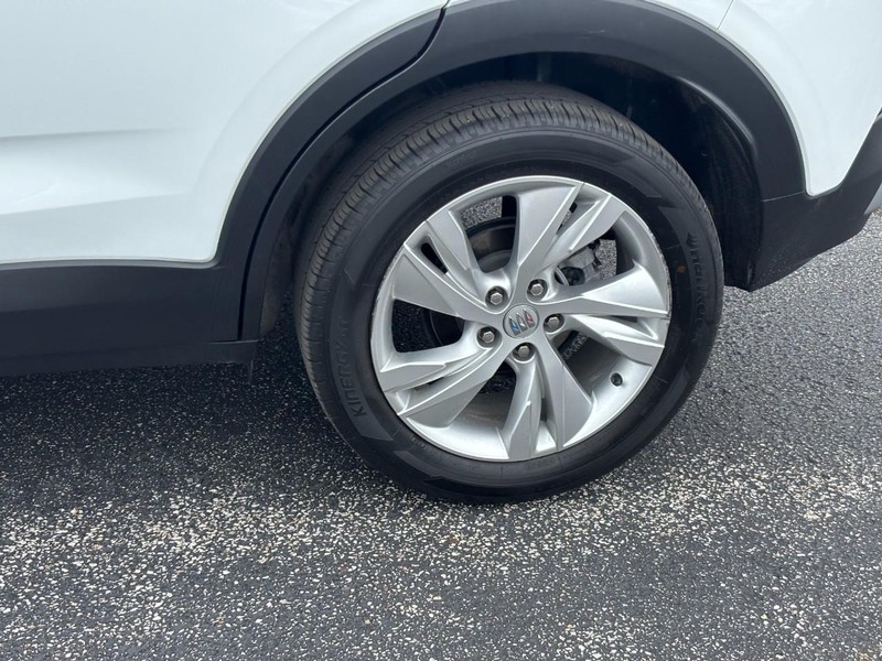 Buick Encore GX Vehicle Full-screen Gallery Image 9