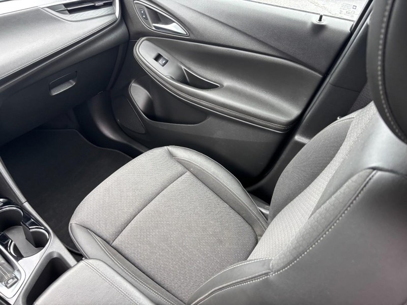 Buick Encore GX Vehicle Full-screen Gallery Image 14