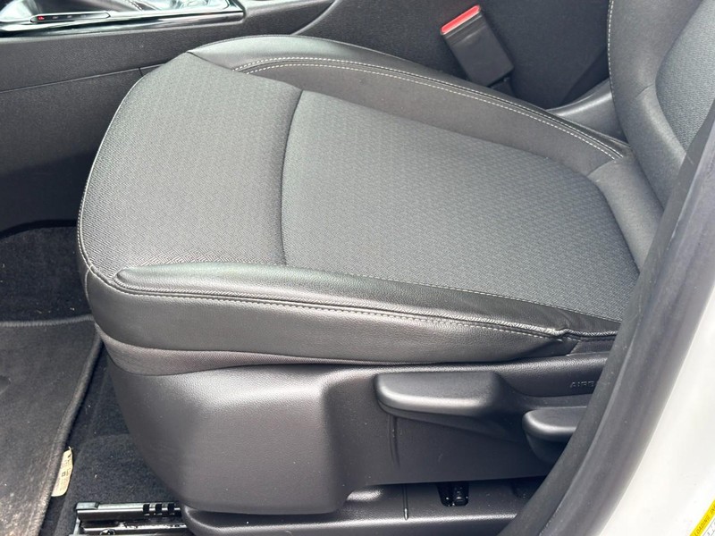 Buick Encore GX Vehicle Full-screen Gallery Image 15