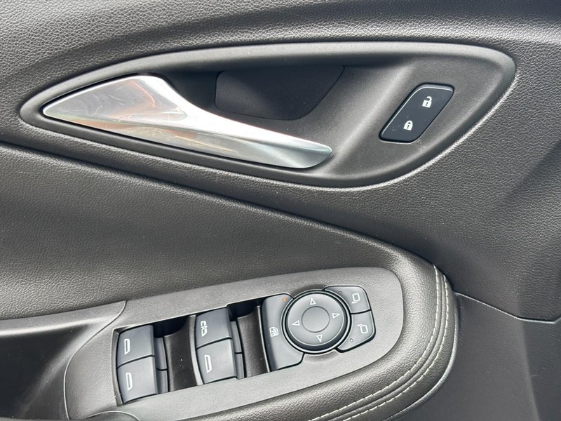 Buick Encore GX Vehicle Full-screen Gallery Image 16