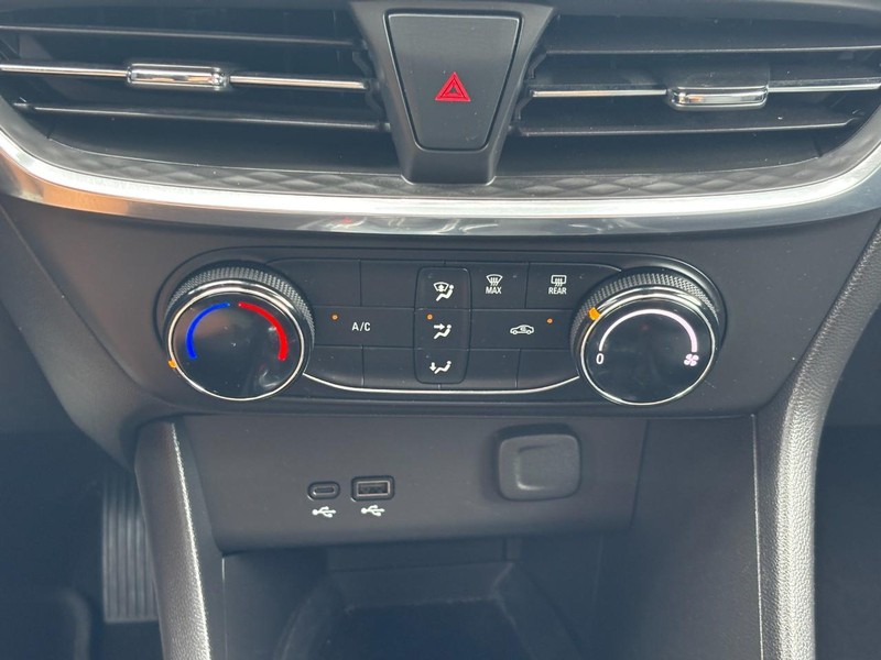 Buick Encore GX Vehicle Full-screen Gallery Image 22
