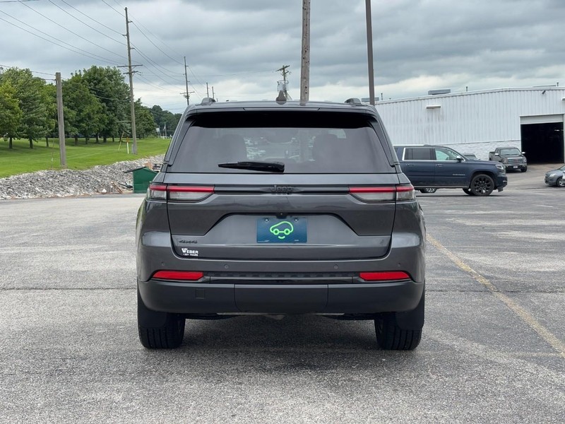 Jeep Grand Cherokee Vehicle Full-screen Gallery Image 4