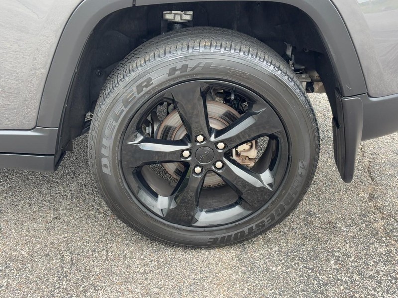 Jeep Grand Cherokee Vehicle Full-screen Gallery Image 9
