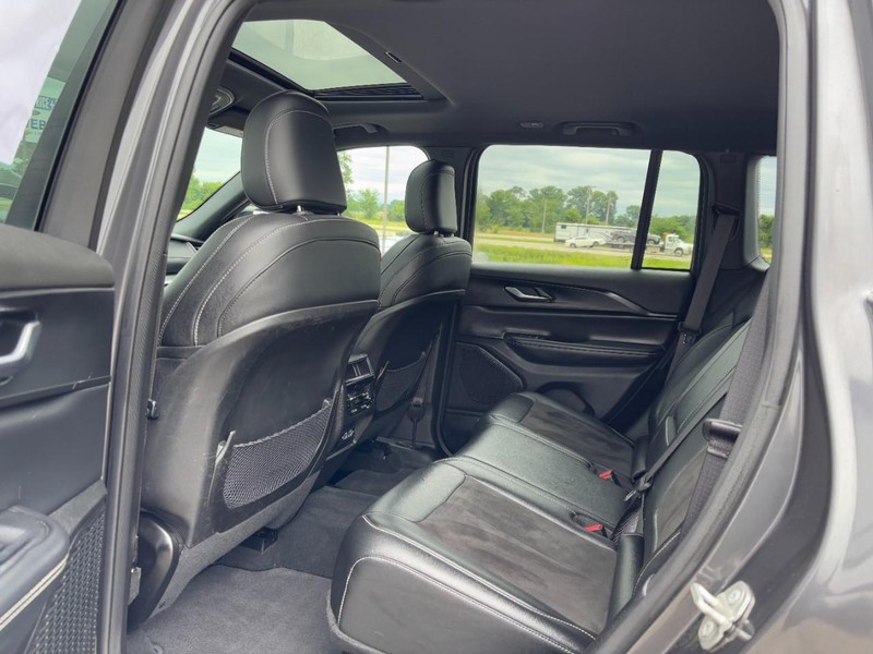 Jeep Grand Cherokee Vehicle Full-screen Gallery Image 10