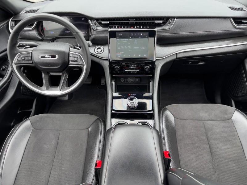 Jeep Grand Cherokee Vehicle Full-screen Gallery Image 12