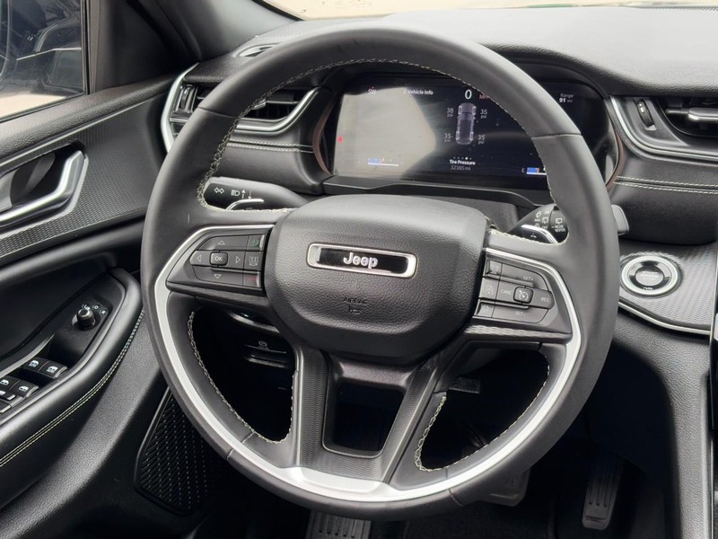 Jeep Grand Cherokee Vehicle Full-screen Gallery Image 13
