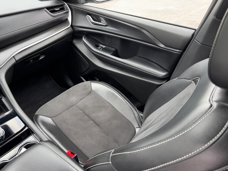Jeep Grand Cherokee Vehicle Full-screen Gallery Image 15