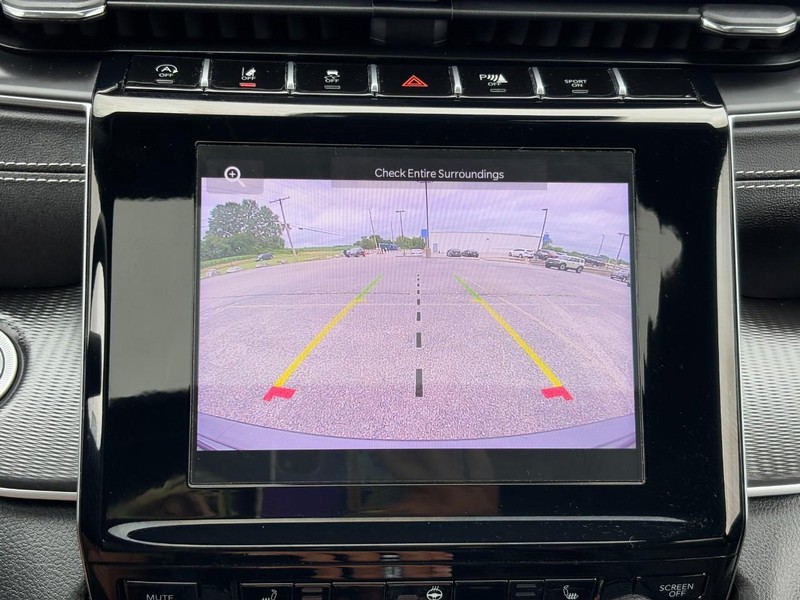 Jeep Grand Cherokee Vehicle Full-screen Gallery Image 22