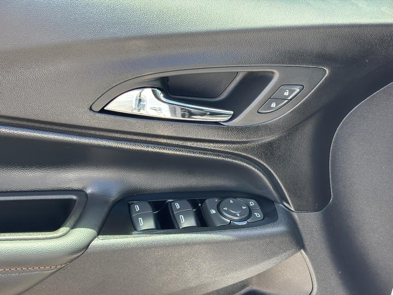 Chevrolet Equinox Vehicle Full-screen Gallery Image 16