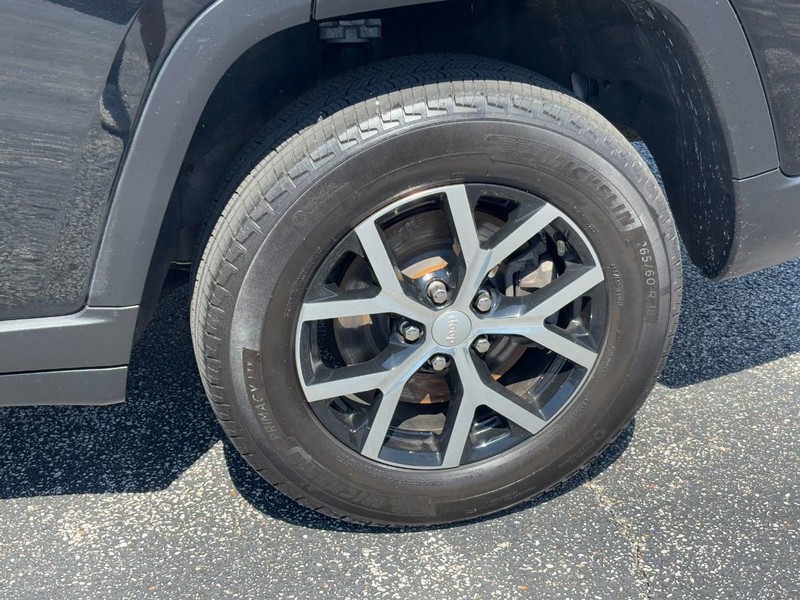 Jeep Grand Cherokee L Vehicle Full-screen Gallery Image 9
