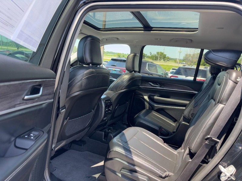 Jeep Grand Cherokee L Vehicle Full-screen Gallery Image 11