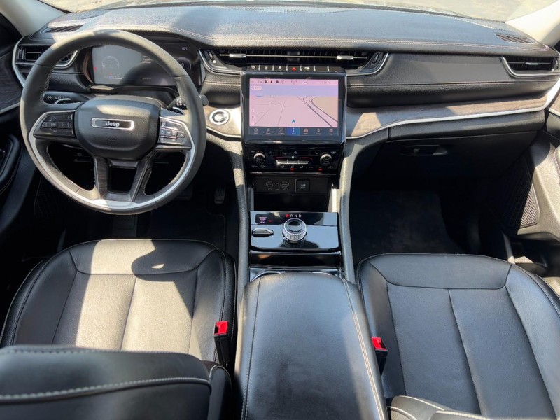 Jeep Grand Cherokee L Vehicle Full-screen Gallery Image 12