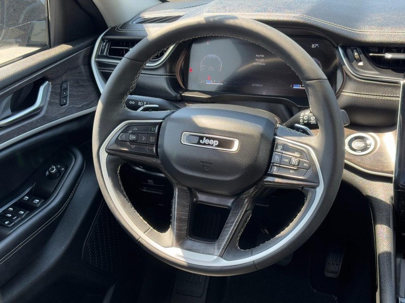 Jeep Grand Cherokee L Vehicle Full-screen Gallery Image 13