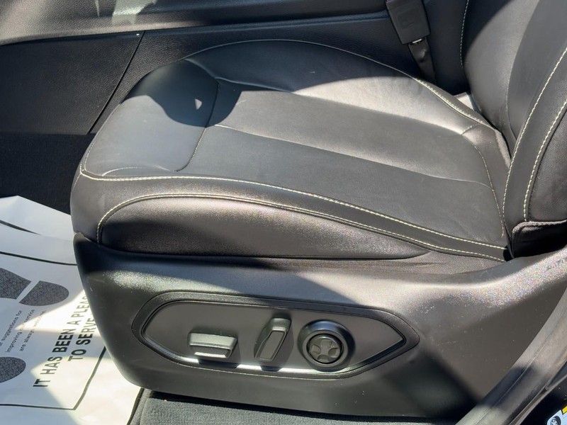 Jeep Grand Cherokee L Vehicle Full-screen Gallery Image 16