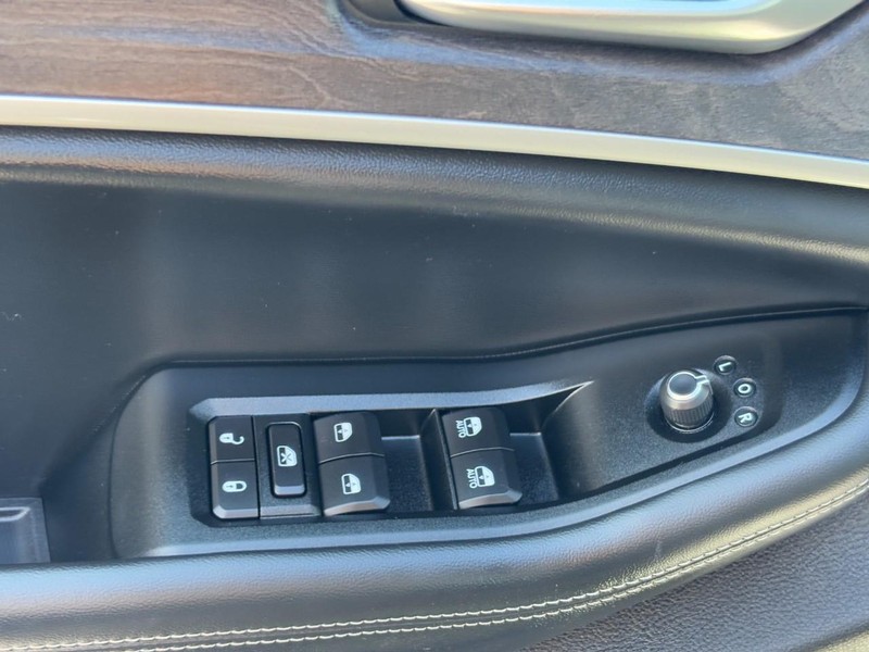Jeep Grand Cherokee L Vehicle Full-screen Gallery Image 17