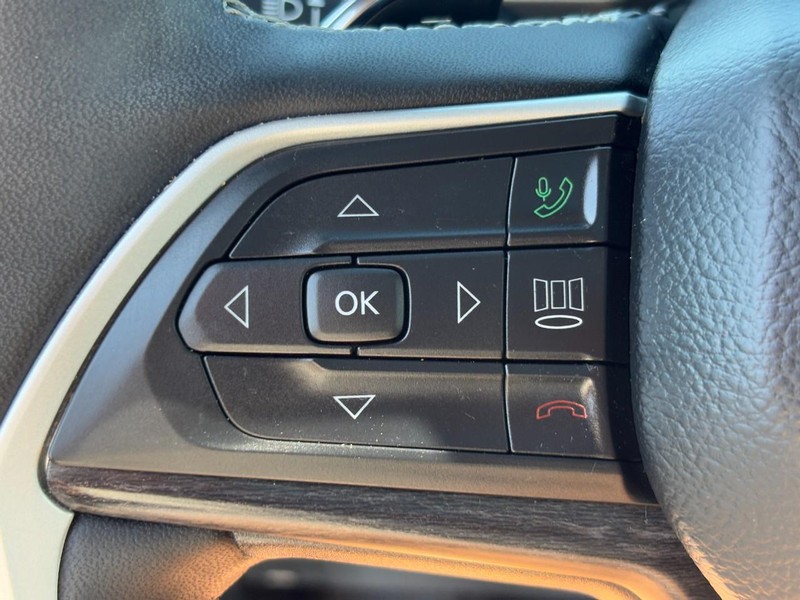 Jeep Grand Cherokee L Vehicle Full-screen Gallery Image 18