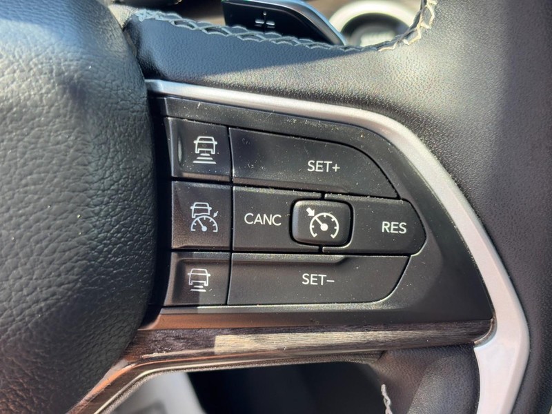 Jeep Grand Cherokee L Vehicle Full-screen Gallery Image 19
