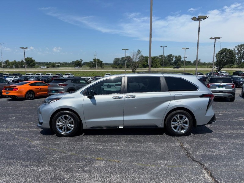 Toyota Sienna Vehicle Full-screen Gallery Image 2
