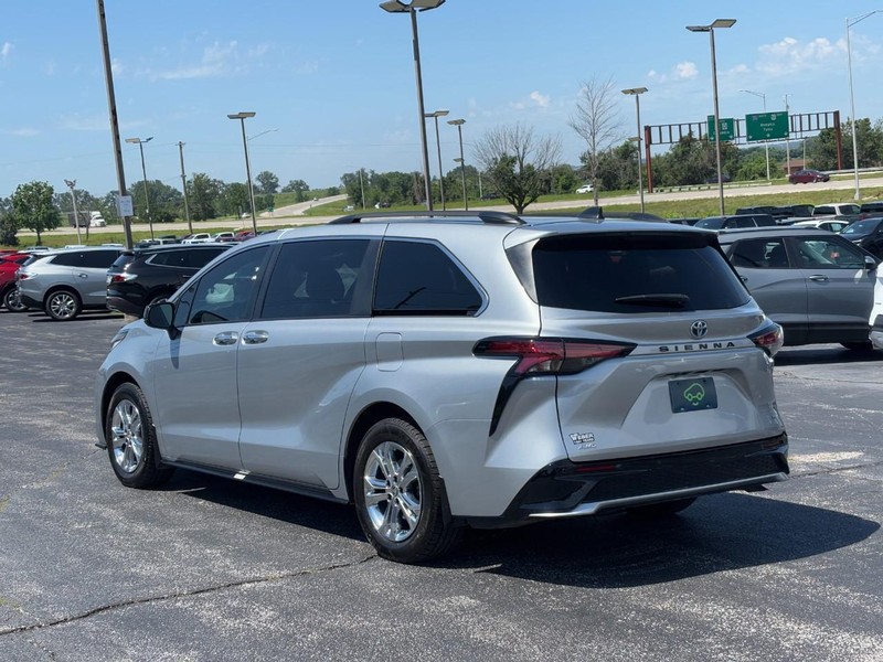 Toyota Sienna Vehicle Full-screen Gallery Image 3