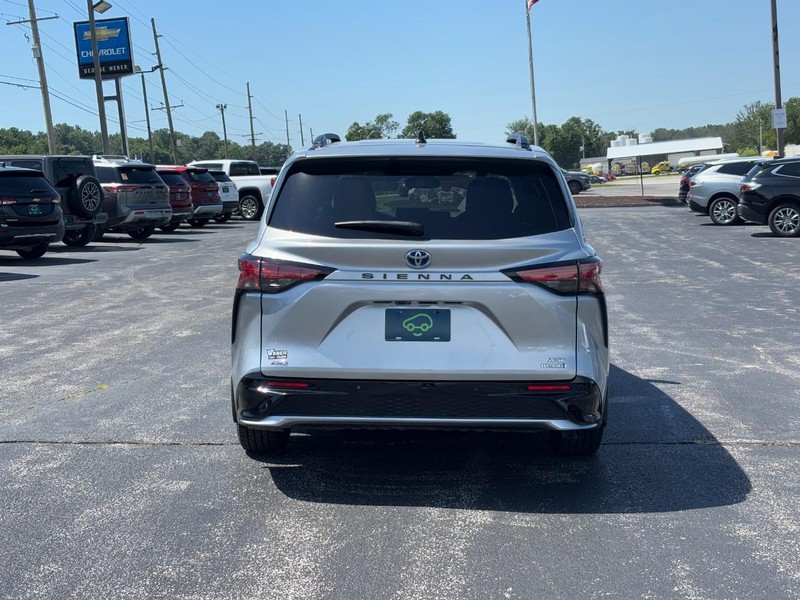 Toyota Sienna Vehicle Full-screen Gallery Image 4