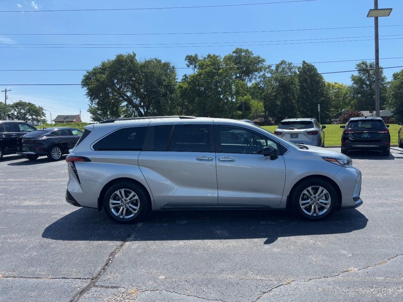 Toyota Sienna Vehicle Full-screen Gallery Image 6