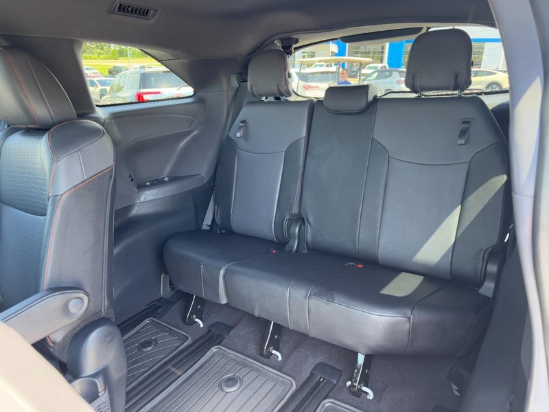 Toyota Sienna Vehicle Full-screen Gallery Image 10