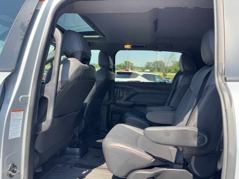 Toyota Sienna Vehicle Full-screen Gallery Image 11