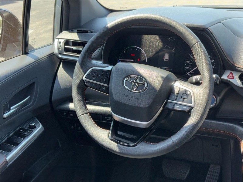 Toyota Sienna Vehicle Full-screen Gallery Image 14
