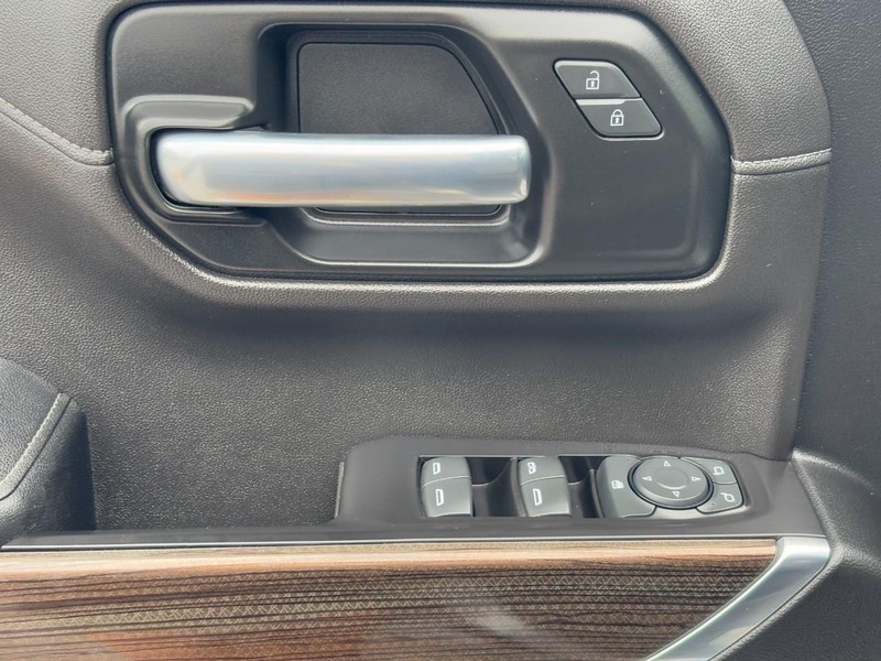 Chevrolet Silverado 1500 Vehicle Full-screen Gallery Image 16