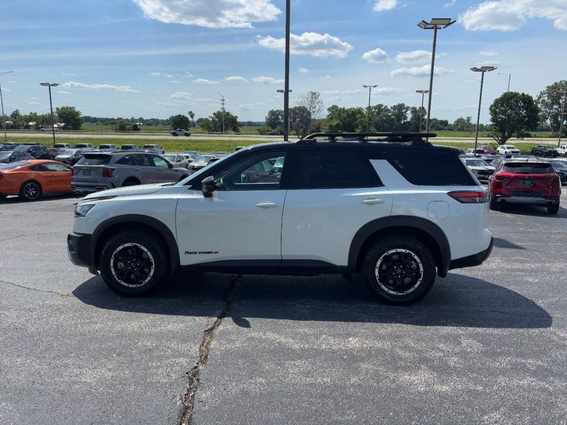 Nissan Pathfinder Vehicle Full-screen Gallery Image 2