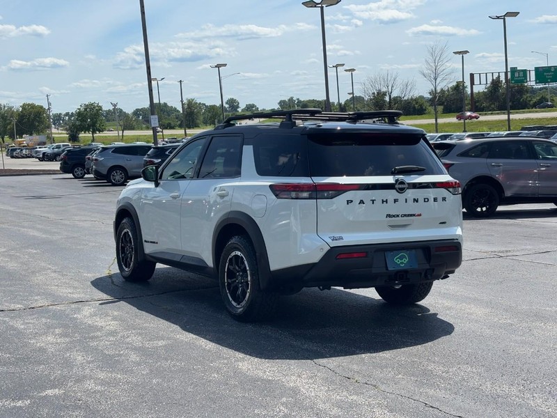 Nissan Pathfinder Vehicle Full-screen Gallery Image 3