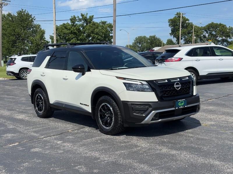 Nissan Pathfinder Vehicle Full-screen Gallery Image 7