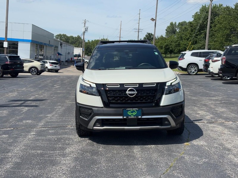 Nissan Pathfinder Vehicle Full-screen Gallery Image 8