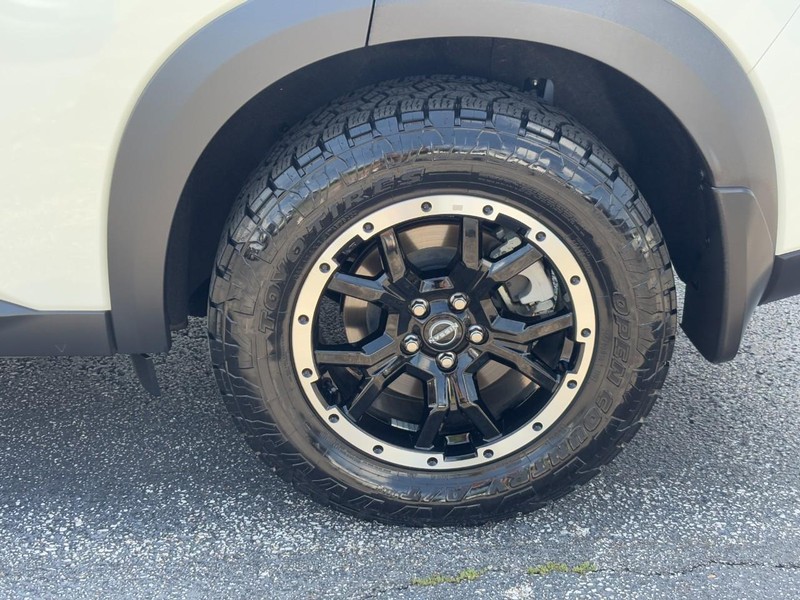 Nissan Pathfinder Vehicle Full-screen Gallery Image 9