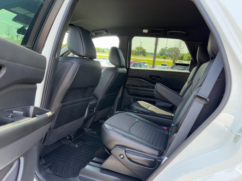 Nissan Pathfinder Vehicle Full-screen Gallery Image 11