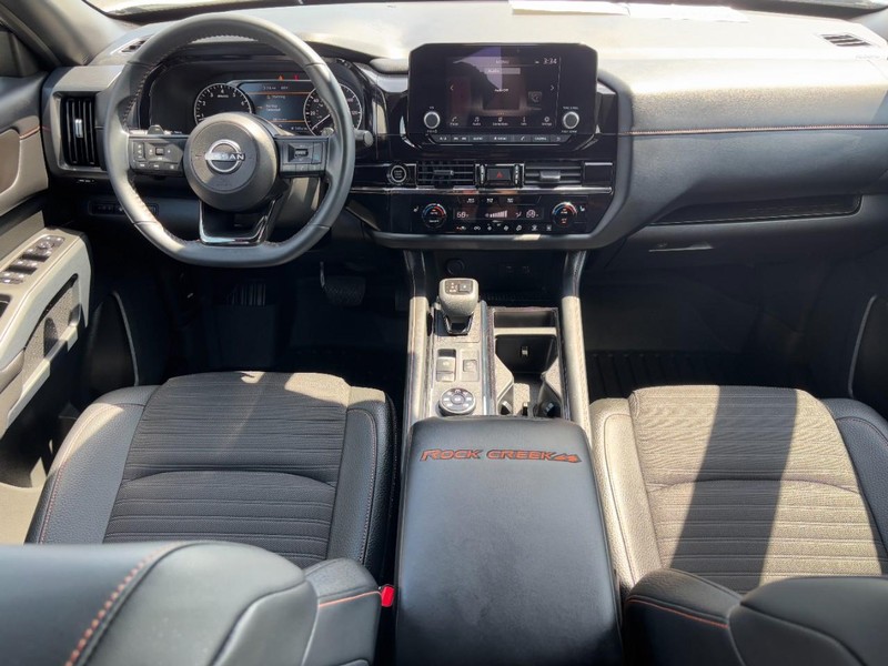 Nissan Pathfinder Vehicle Full-screen Gallery Image 12