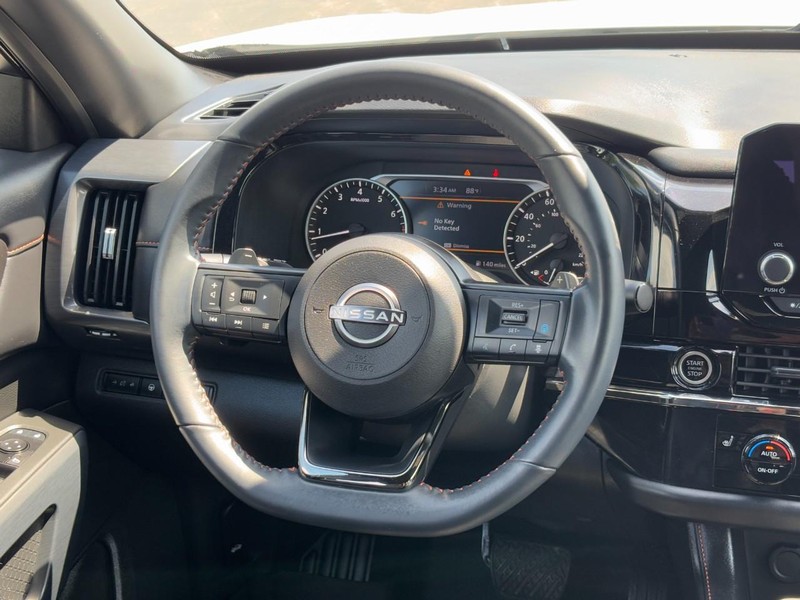 Nissan Pathfinder Vehicle Full-screen Gallery Image 13