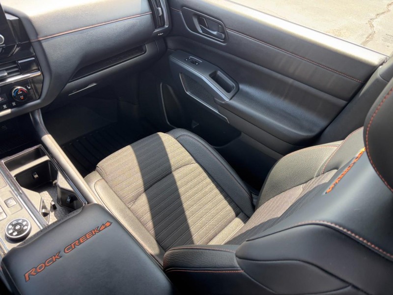 Nissan Pathfinder Vehicle Full-screen Gallery Image 15