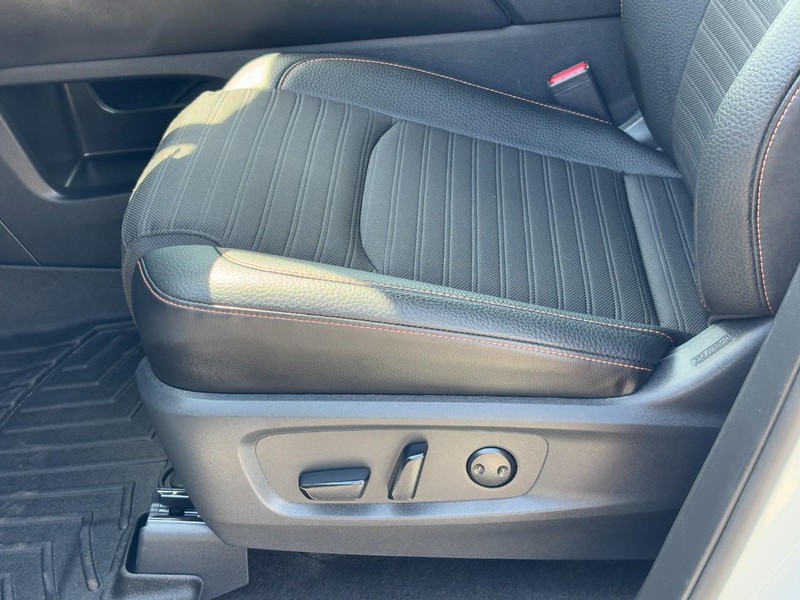 Nissan Pathfinder Vehicle Full-screen Gallery Image 16