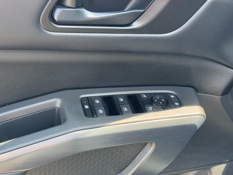Nissan Pathfinder Vehicle Full-screen Gallery Image 17