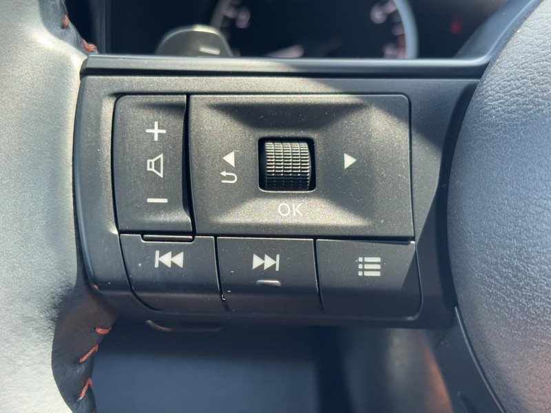 Nissan Pathfinder Vehicle Full-screen Gallery Image 18