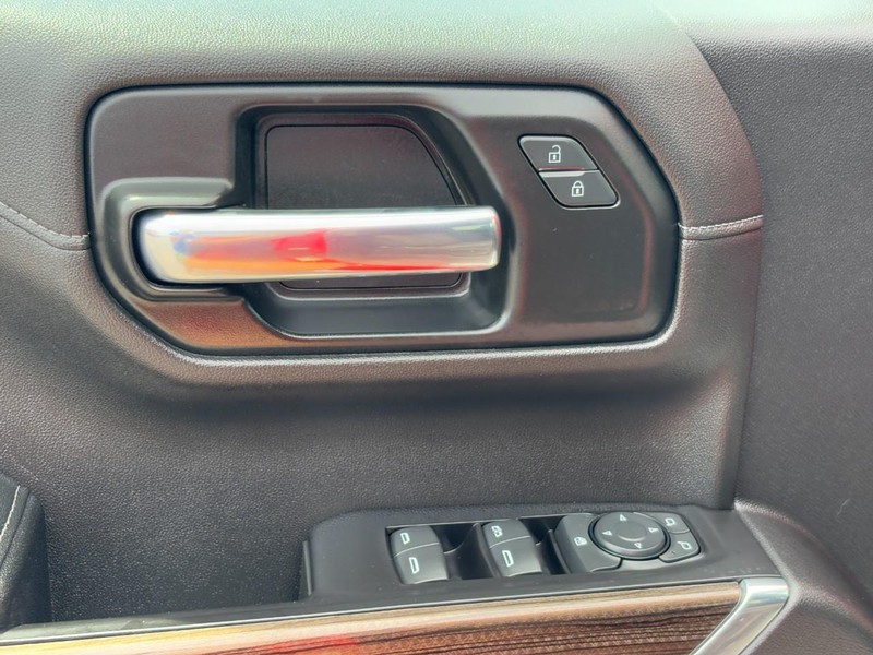 Chevrolet Silverado 1500 Vehicle Full-screen Gallery Image 16