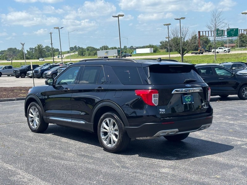 Ford Explorer Vehicle Full-screen Gallery Image 3